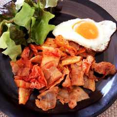 รูปของ 簡単なのに美味！目玉焼きのせ豚キムチ♪