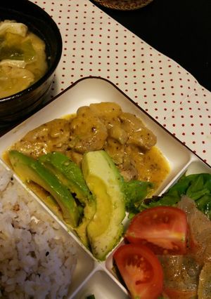鶏肉のﾏｽﾀｰﾄﾞｿｰｽ ｱﾎﾞｶﾄﾞ添-レシピのメイン写真