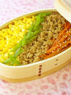 お花見行楽に簡単✿彩とりそぼろ弁当-レシピのメイン写真