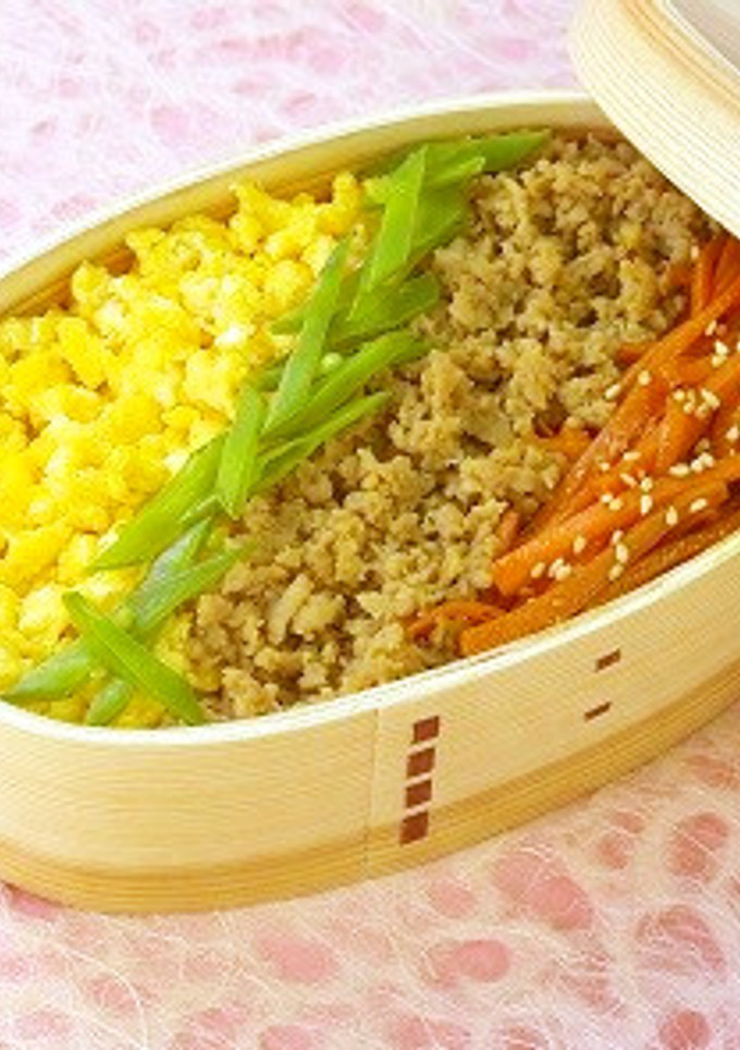 お花見行楽に簡単✿彩とりそぼろ弁当-レシピのメイン写真