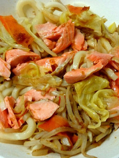 レンジで簡単❗サーモンの焼きうどん風-レシピのメイン写真