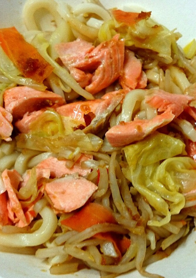 レンジで簡単❗サーモンの焼きうどん風-レシピのメイン写真