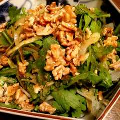 รูปของ 春菊とセロリの香味野菜サラダ