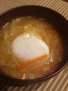 もやし・玉葱・人参・落とし卵の味噌汁♪-レシピのメイン写真