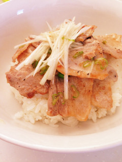 お肉ガッツリ(^ ^)豚カルビのネギ塩丼-レシピのメイン写真