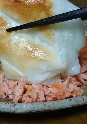 お餅にはぎゅっと鮭♪-レシピのメイン写真