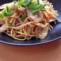 รูปของ 中華麺で。コクうま 上海風ソース焼きそば