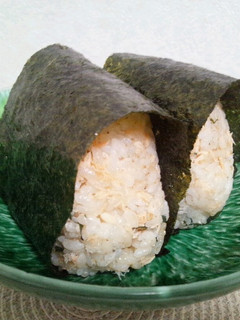 美味美味♪鮭と大葉とゴマのおにぎり-レシピのメイン写真