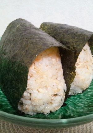 美味美味♪鮭と大葉とゴマのおにぎり-レシピのメイン写真
