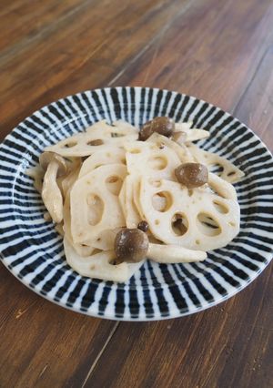 《副菜②》しめじとれんこんの炒め物-レシピのメイン写真