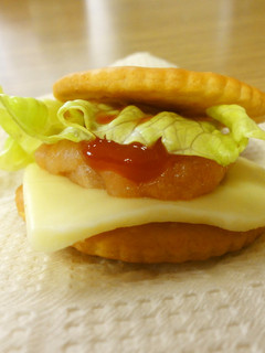 お餅で作るハンバーガー風リッツサンド-レシピのメイン写真