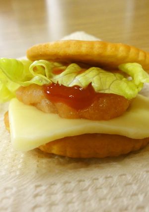 お餅で作るハンバーガー風リッツサンド-レシピのメイン写真