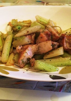 簡単☆セロリと鶏肉のハーブ炒め-レシピのメイン写真