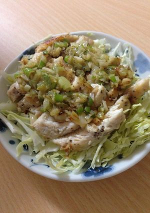 鶏胸肉のソテー〜ガーリックネギ塩のせ〜-レシピのメイン写真