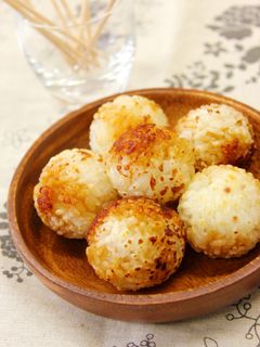 たこ焼き器でミニ焼きおにぎり♡-レシピのメイン写真