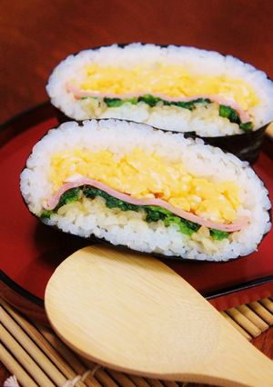炒り卵とほうれん草バター醤油◆おにぎらず-レシピのメイン写真