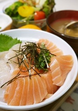 切ってのせるだけサーモンとホタテの丼-レシピのメイン写真