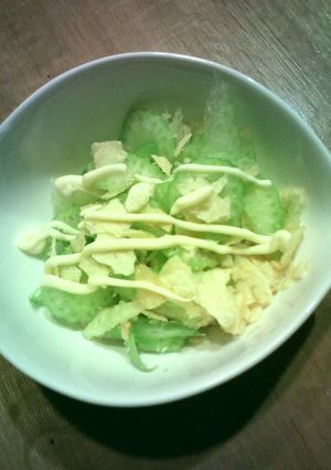 セロリとポテトチップスの簡単サラダ-レシピのメイン写真