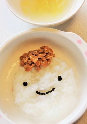 デコ離乳食☆ベビーフェイスな納豆おかゆ-レシピのメイン写真