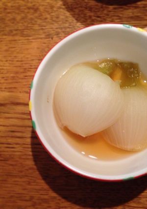 お酢のプールに入った新たまねぎ-レシピのメイン写真