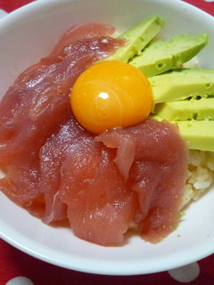まぐろとアボカドの黄身のっけ丼☆-レシピのメイン写真