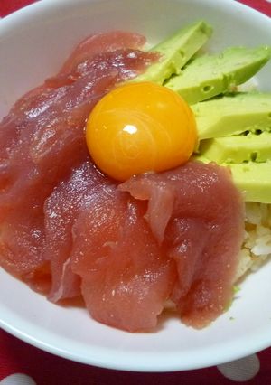 まぐろとアボカドの黄身のっけ丼☆-レシピのメイン写真