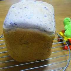 A picture of クリームチーズとブルーベリーのパン.