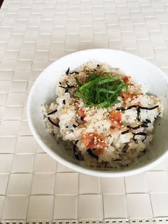 簡単!ひじきと梅干しの炊き込みごはん。-レシピのメイン写真