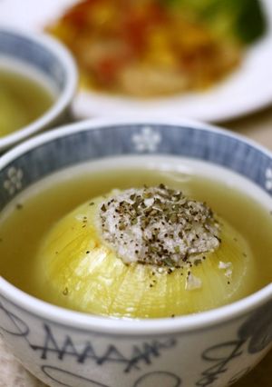 玉ねぎとひき肉詰め丸ごとスープ-レシピのメイン写真