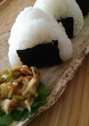 ご飯のお供！胡桃･葱味噌☆おにぎり♪-レシピのメイン写真