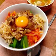 รูปของ ナムルと豚バラのビビンバ丼
