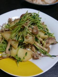豆苗と豚こまときのこのガリバタ醤油炒め☆-レシピのメイン写真