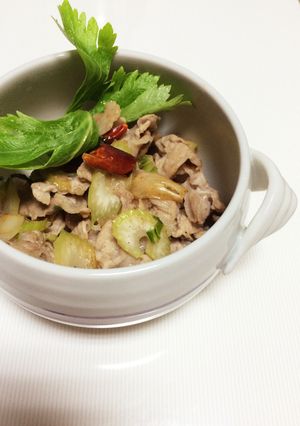美味！豚肉とセロリのニンニクピリ辛炒め-レシピのメイン写真