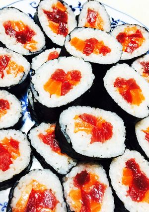サーモンとマグロで恵方巻き-レシピのメイン写真