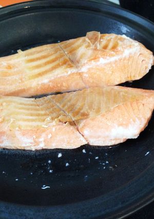 タジン鍋でつくる柔らか鮭の塩焼き-レシピのメイン写真