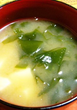 いりこだしで作る★豆腐とわかめのお味噌汁-レシピのメイン写真