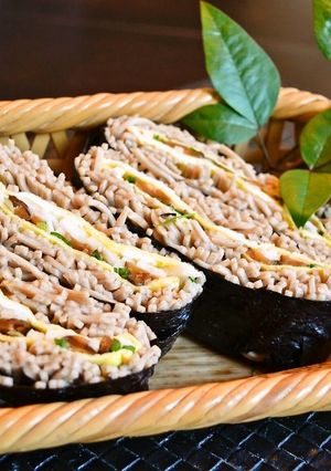 おそばの山かけおにぎらず　片手でお蕎麦！-レシピのメイン写真