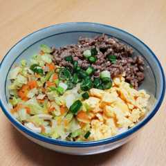 รูปของ 野菜たっぷり♡味噌そぼろ丼