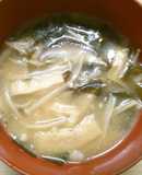 ワカメ 椎茸 えのき 油揚げの お味噌汁