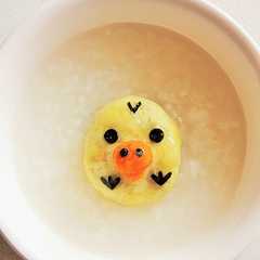 รูปของ デコ離乳食☆キイロイトリのおかゆ。