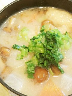 葉っぱも使うよ♬カブとなめこのお味噌汁♡-レシピのメイン写真