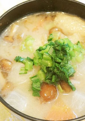 葉っぱも使うよ♬カブとなめこのお味噌汁♡-レシピのメイン写真