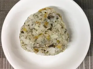 カブの葉ふりかけおにぎり のイメージ
