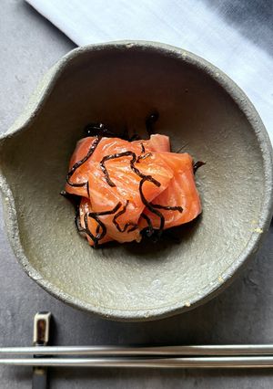 サーモンに塩昆布・ラー油でピリッと和え-レシピのメイン写真