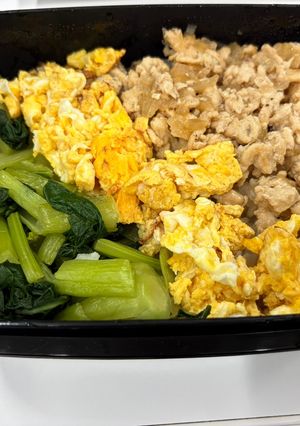 鶏そぼろと小松菜の三食そぼろ丼-レシピのメイン写真