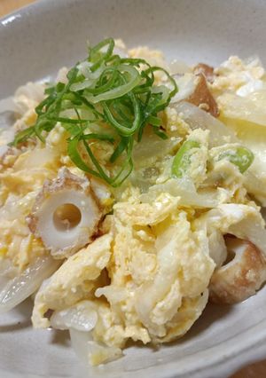 レンチン!新玉ねぎと竹輪のふわとろ卵とじ-レシピのメイン写真