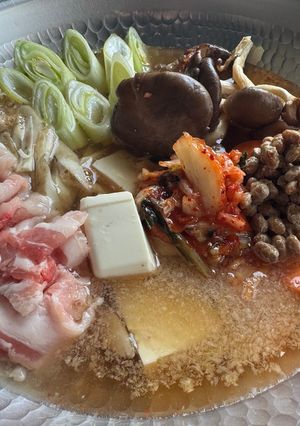 夏でも冬でも！食が進むキムチ納豆鍋-レシピのメイン写真