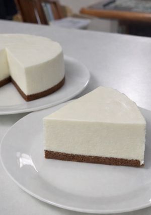 レアチーズケーキ（ココアスポンジ土台)-レシピのメイン写真