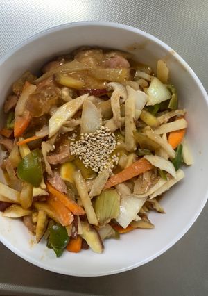 お一人様☆野菜たっぷりデリ風ウインナー丼-レシピのメイン写真