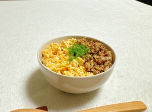 お弁当にも！和カレー風味の二色鶏そぼろ丼-レシピのメイン写真